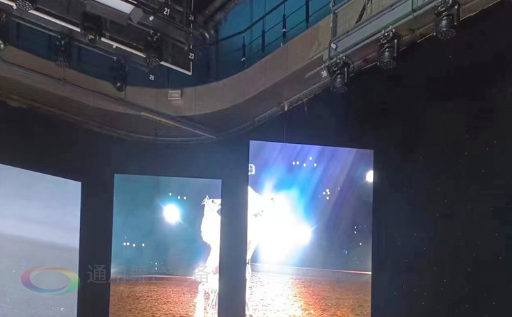 通用舞臺阻燃幕布為曲靖電視臺演播廳提供從系統(tǒng)設(shè)計、設(shè)備成套、安裝施工、系統(tǒng)調(diào)試及技術(shù)支持一體化服務(wù)