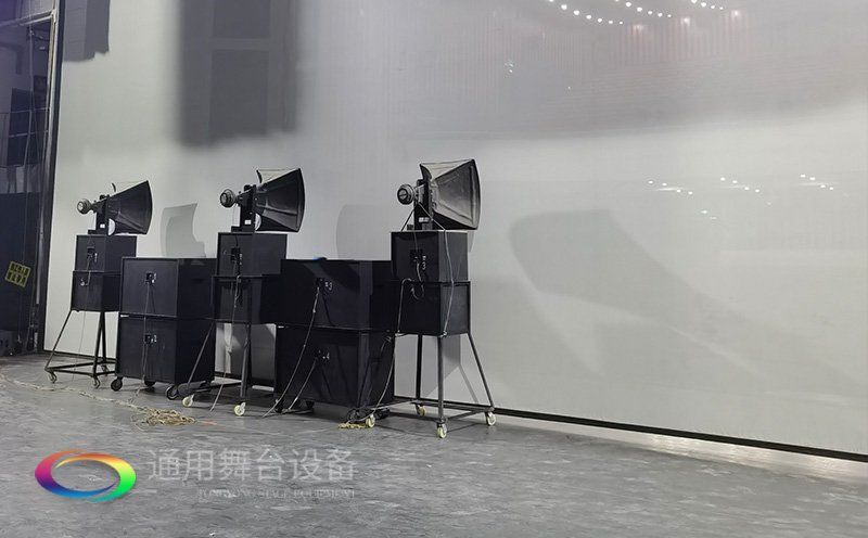 通用舞臺承建：南京曉莊學院報告廳舞臺項目（舞臺音響、舞臺燈光吊桿、舞臺幕布等）
